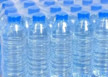 Guinée : de nouveaux prix plafonds fixés pour l’eau conditionnée